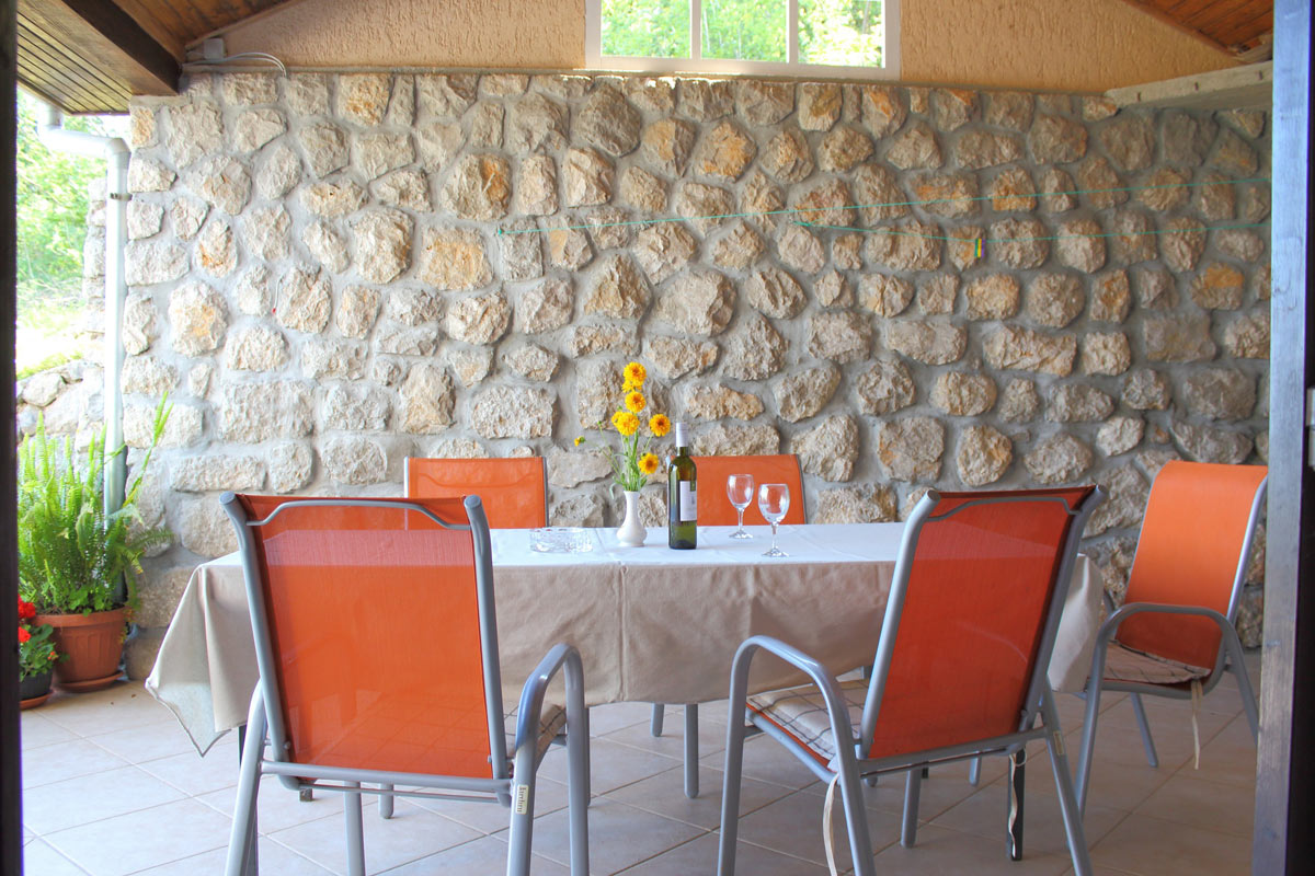 Terrace for family dining at holidays rentals Apartments Basan Croatia