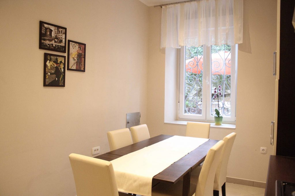 Nice dining area in apartment Villa san Giuppe Lovran with garden view