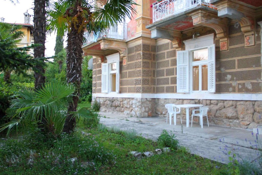 Villa San Giuseppe Lovran, center, quiet location, 50 m from sea garden